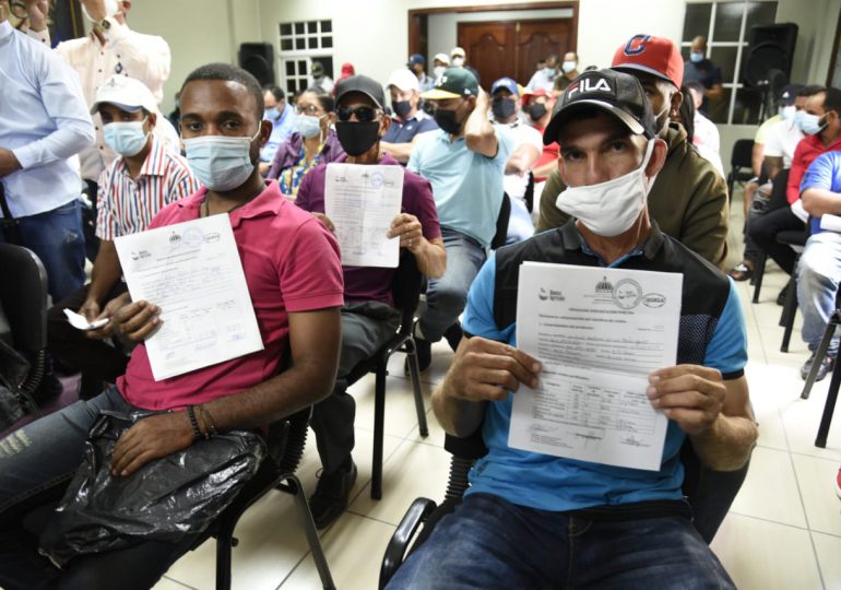Gobierno entrega pagos a porcicultores de Santiago Rodríguez afectados por la peste porcina