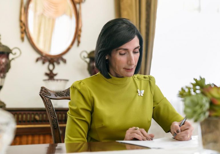 Raquel Arbaje confiesa que escribe con la mano izquierda tras celebrarse el Día del Zurdo