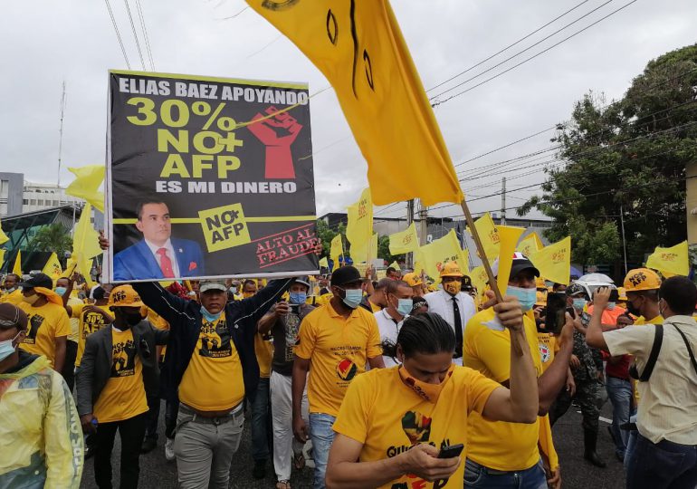 VIDEO | Manifestantes y Pedro Botello desafían lluvias de Grace para reclamar 30% fondos de AFP