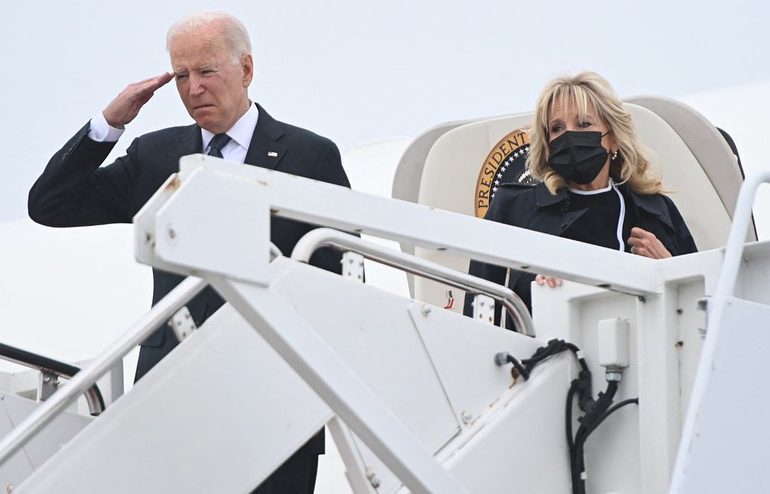 Biden acude a un viaje solemne para honrar a soldados muertos en Afganistán