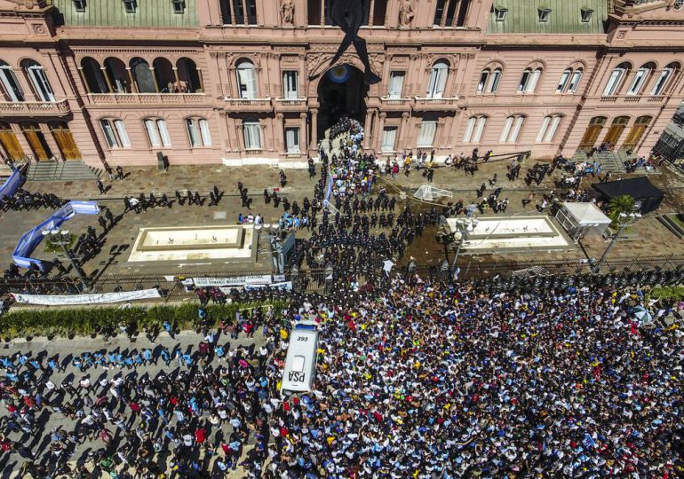 Protestan en Argentina contra Fernández por festejo durante el confinamiento por el covid