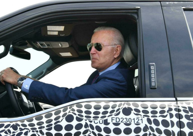 Biden quiere acelerar la expansión del auto eléctrico en EEUU