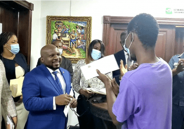 Embajada de Haití en RD inicia la entrega 200 pasaportes visados a estudiantes haitianos