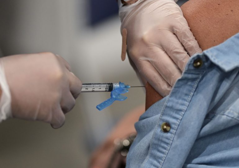 California vuelve obligatorias las vacunas contra covid para los profesores