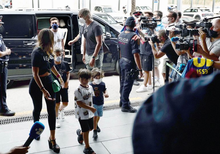 Lionel Messi vuela con su familia a París para firmar por el PSG