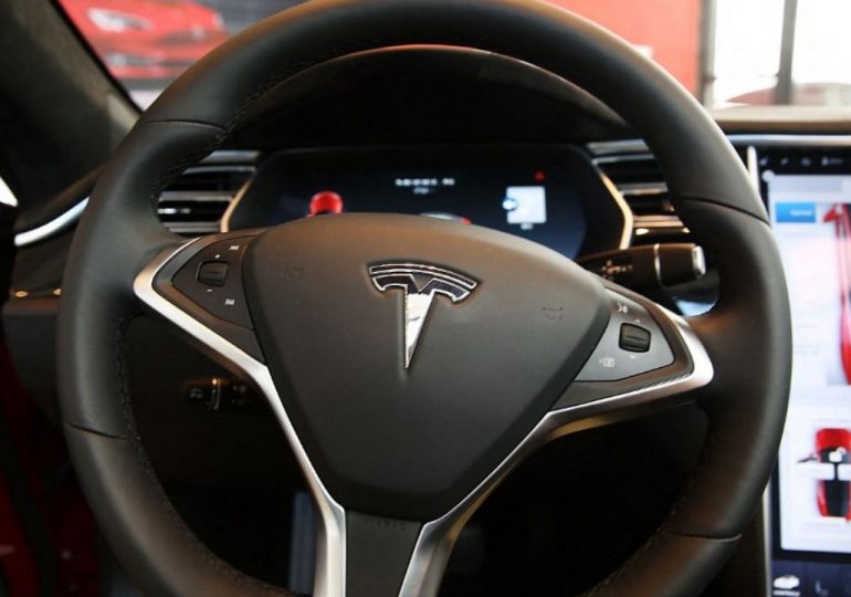 EEUU investiga sistema de conducción asistida de Tesla tras 11 choques