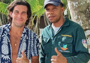 Mario Casas participa en jornada de restauración ecológica durante su visita en RD