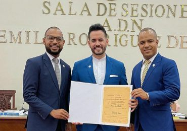 Manny Cruz es declarado hijo predilecto de la ciudad de Santo Domingo