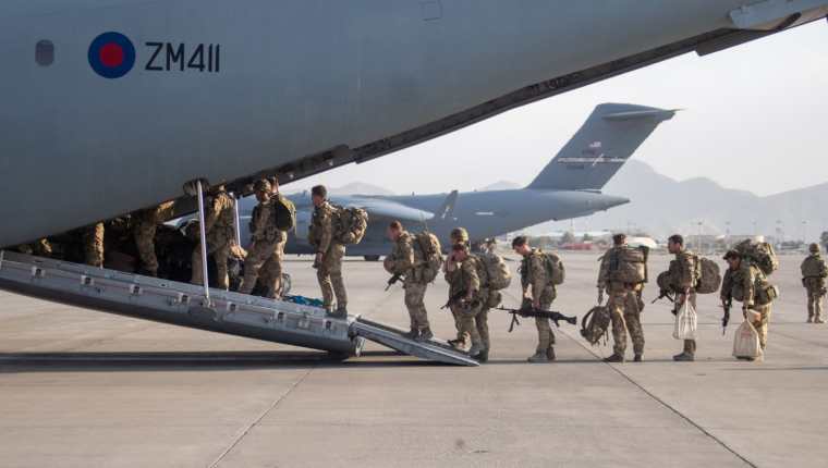 Reino Unido evacua todas sus tropas de Afganistán pero dejó atrás a cientos de afganos
