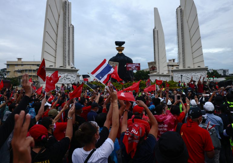 Manifestantes en Tailandia piden renuncia del primer ministro en aniversario de golpe de Estado