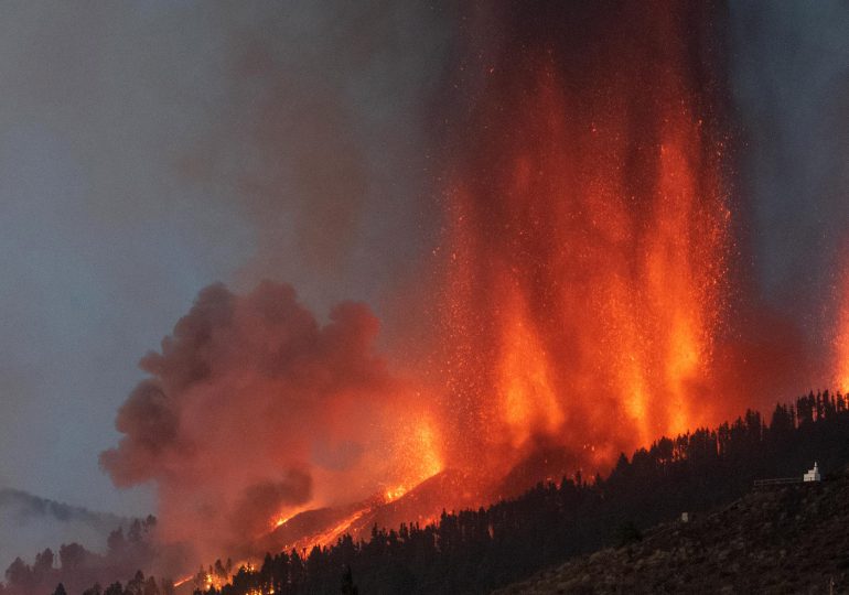 Masiva evacuación en España: más de 5,000 personas fueron desalojadas por erupción del volcán en la isla de La Palma
