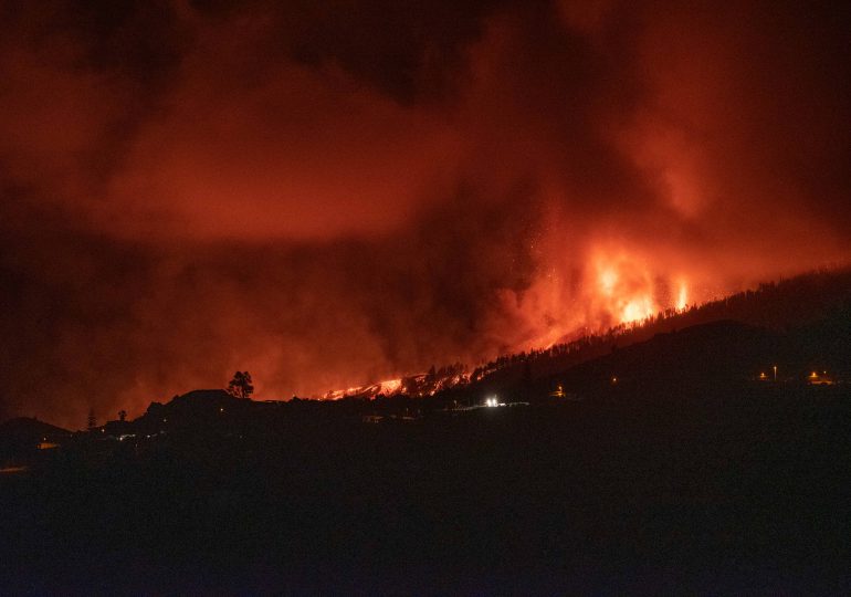 El volcán Cumbre Vieja entra en erupción en archipiélago español de Canarias