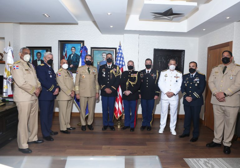 Ministro de Defensa condecora al agregado militar y aéreo de la embajada de EE.UU.