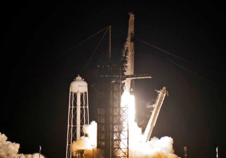 Despegó el cohete SpaceX con cuatro turistas espaciales a bordo