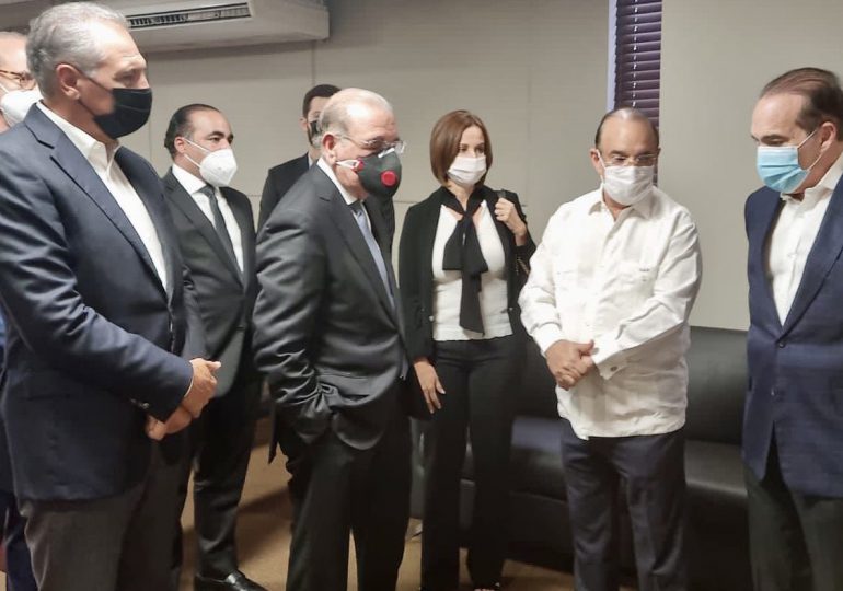 Danilo Medina acude a velatorio de madre de Quique Antún