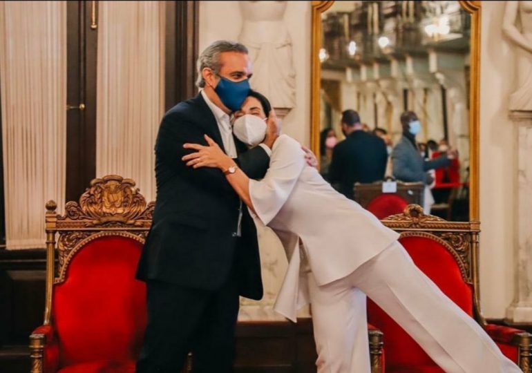 Video | "Mi amorcito", Abinader felicita a Raquel con jocoso Tik Tok