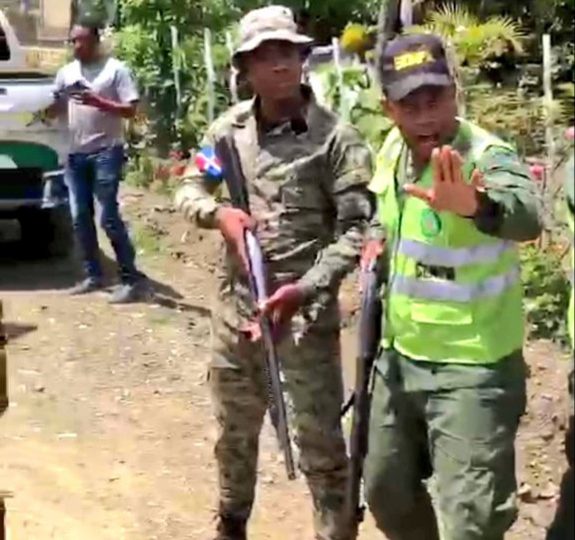 Video|Militares bloquean el paso a residentes y productores en La Horma, San José de Ocoa