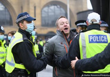 Policías heridos en Londres en choques con manifestantes antivacunas