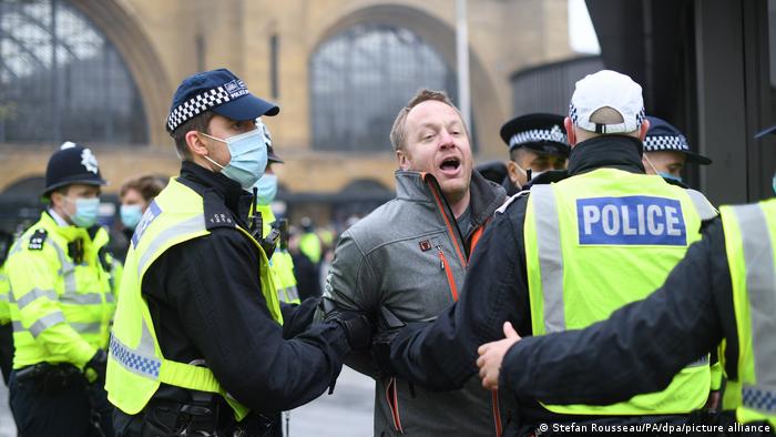 Policías heridos en Londres en choques con manifestantes antivacunas