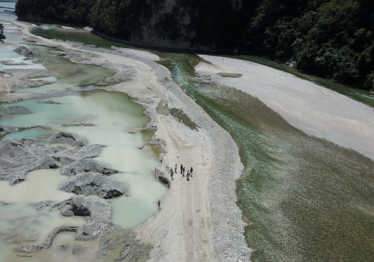 Medio Ambiente interviene extracción ilegal en Río Muchas Aguas, San Cristóbal