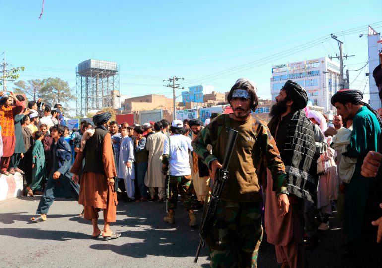 Los talibanes cuelgan los cadáveres de cuatro secuestradores en plazas de Afganistán