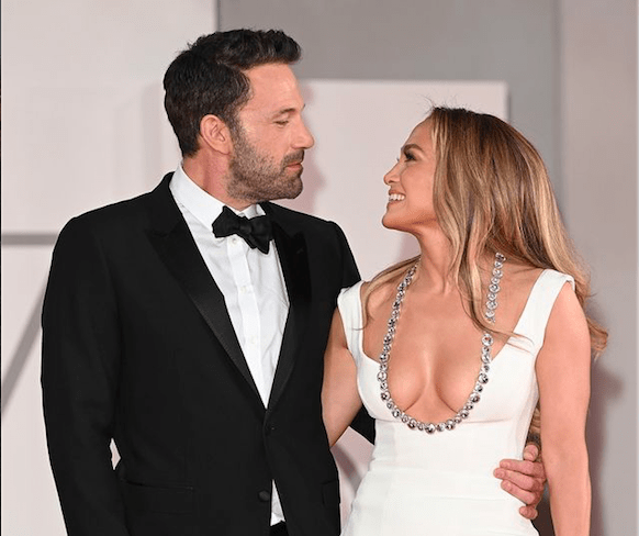 Jennifer López y Ben Affleck aumentan la temperatura con sus gestos y miradas