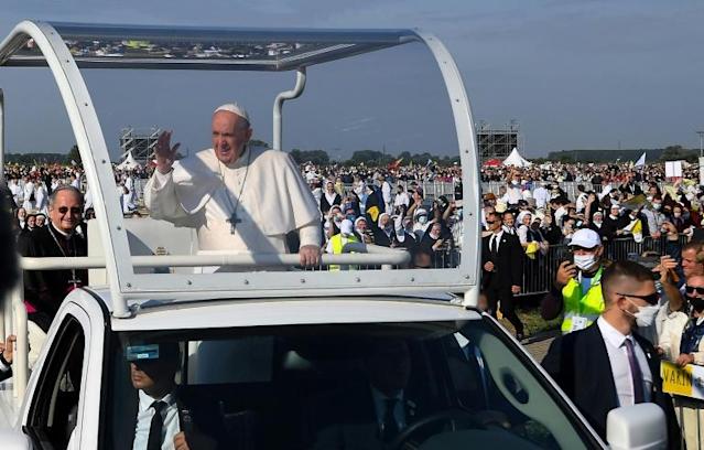 El papa finaliza su viaje a Eslovaquia con un baño de multitudes