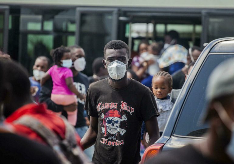 Expulsados en masa de Texas, haitianos lidian con la ira y la angustia a su regreso