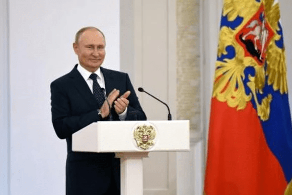 Putin se aísla tras casos de covid-19 en su entorno