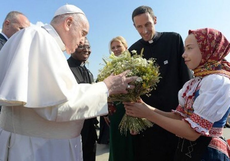 El papa Francisco llega a Eslovaquia para una visita de cuatro días