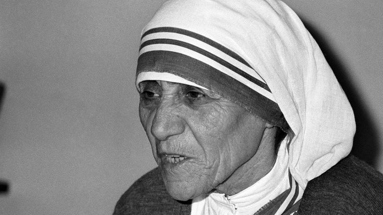 A 24 años de la muerte de la madre Teresa de Calcuta, un emblema de dedicación a los pobres