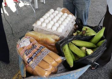 VIDEO | A 30 pesos se vende cartón de huevos en Feria Agropecuaria de Punta Cana ante alza de la canasta familiar