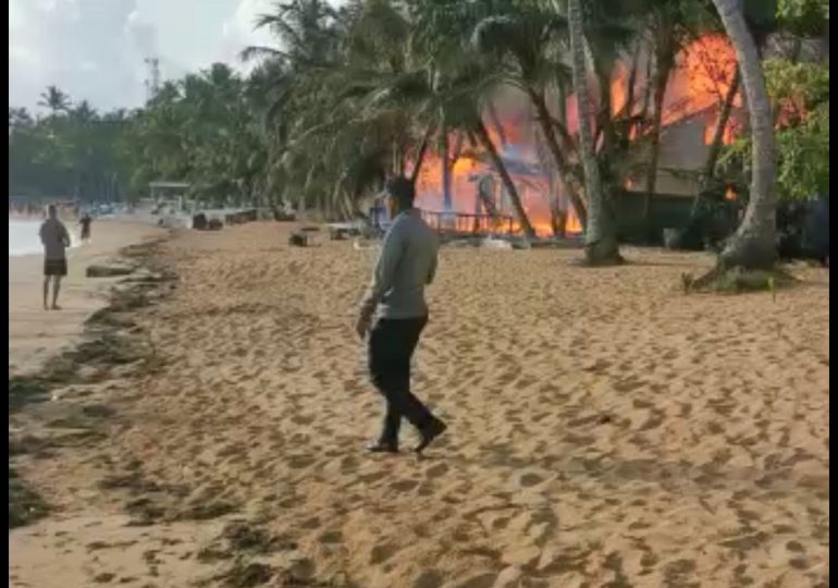 VIDEO | Reportan incendio en zona turística Pueblo Pescador de Las Terrenas