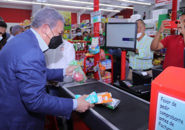 VIDEO | Leonel Fernández visita y compra en un supermercado de San Francisco de Macorís