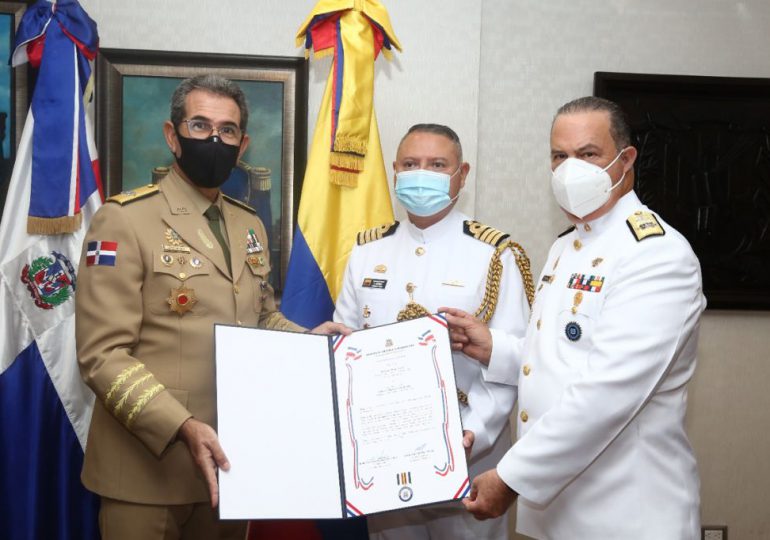 Ministro de Defensa condecora al Agregado Militar, Naval, Aéreo y Policial de Colombia en RD