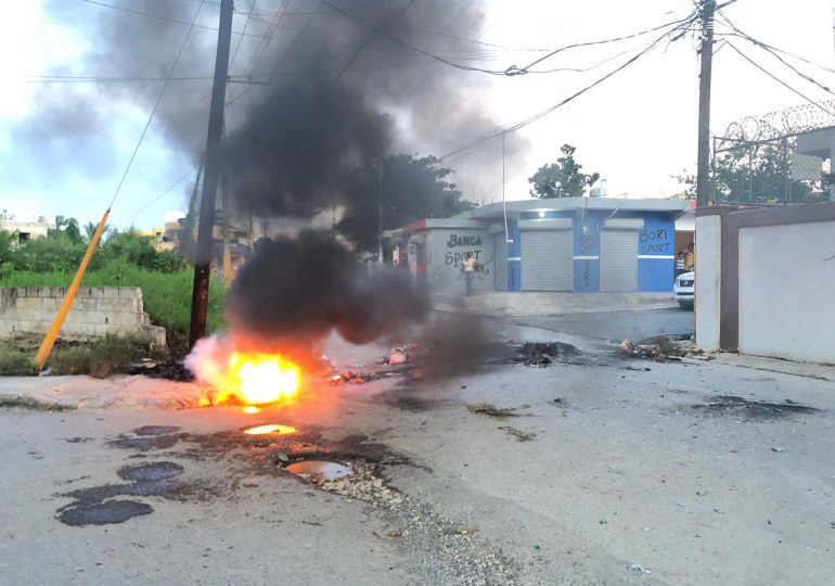 Moradores de Higüey protestan por los constantes apagones de Edeeste