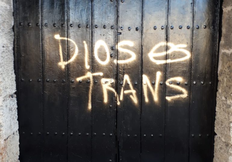Video | Desconocidos dejan letrero que dice “Dios es Trans” en iglesia Las Mercedes