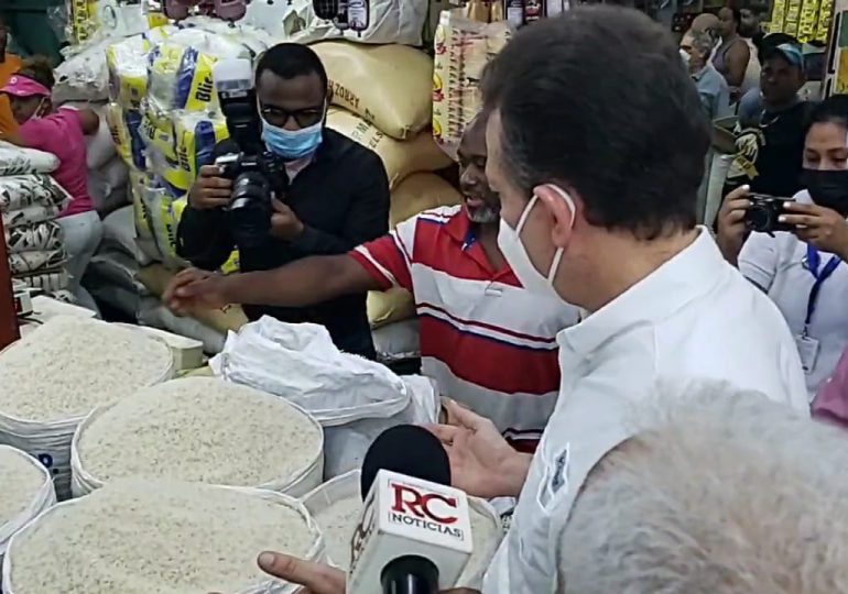 VIDEO | Ministro de Industria y Comercio  recorre mercado de la Duarte para verificar precios de productos