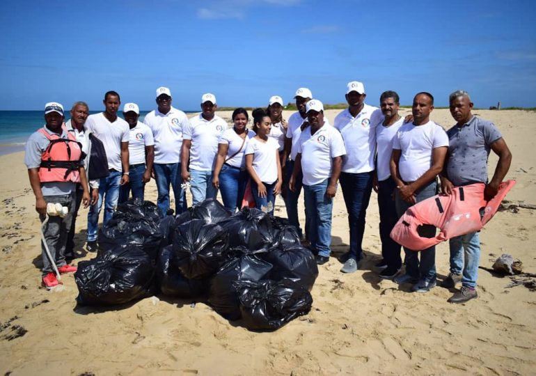Realizan jornada de limpieza de playas en Montecristi, a propósito del Día Mundial de las Playas
