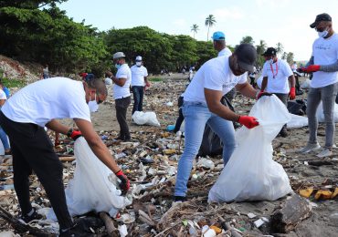 Fundación Refidomsa realiza operativo de limpieza de playa en Haina