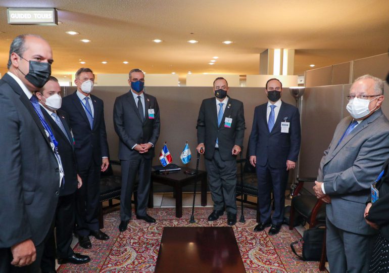 Presidente Luis Abinader se reúne con mandatarios de Guatemala y Ecuador