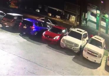 VIDEO | Joven denuncia supuesto miembro DNCD tomó su celular luego de este dejarlo caer en estacionamiento