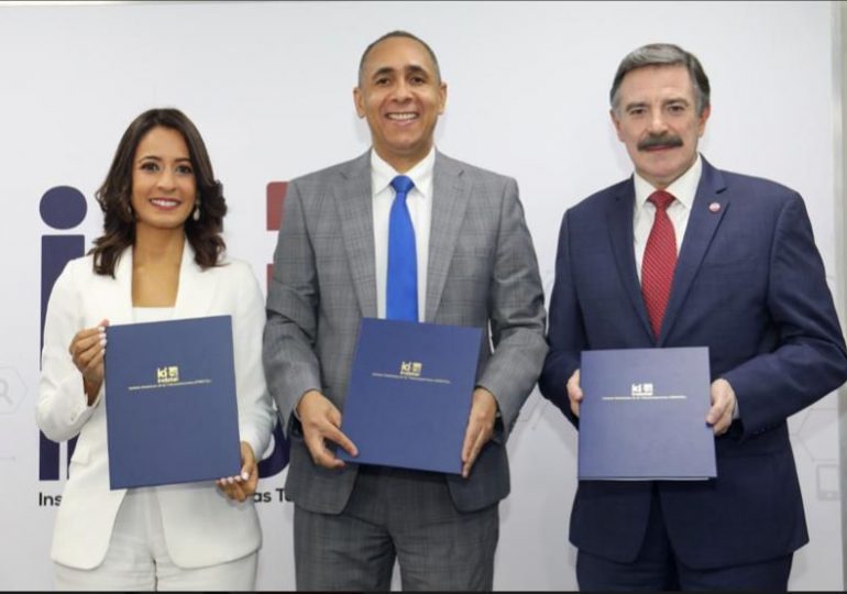 Indotel finaliza firma de contratos de concesión y asegura inversión millonaria hasta 2041