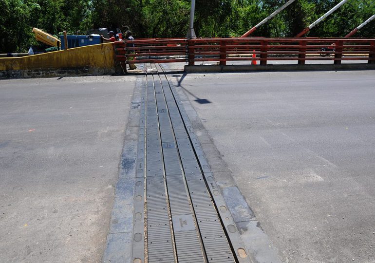 Obras Públicas abre el tránsito total por el puente Mauricio Báez en SPM