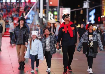 Urbano Secreto El Famoso Biberón de paseo con su familia en NYC