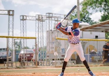 Prospectos de beisbol de RD muestran talento durante “showcase”