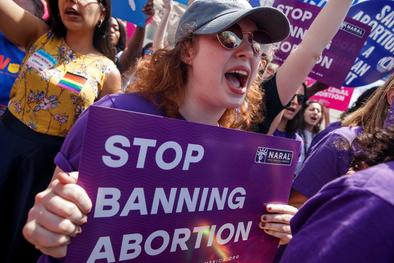 Texas prohíbe el aborto después de las seis semanas de embarazo y restringe el voto de las minorías