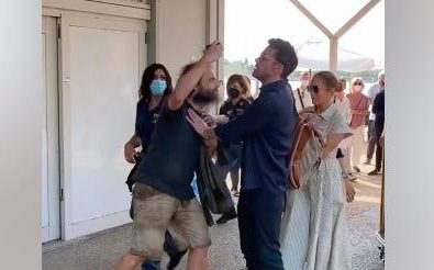 Ben Affleck protege a Jennifer López de fanático que quería “selfie” con ella
