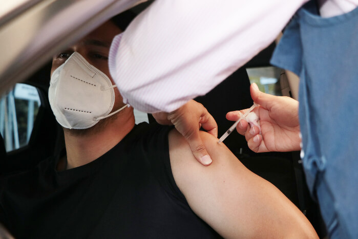 Gobierno crea primer centro de vacunación vehicular en el Teatro Nacional