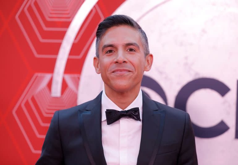 El escritor Matthew López hace historia en los premios Tony